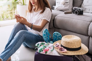 Seyahat etmeyi planlayan genç bir gezgin bilgi aramak ya da oteli dizüstü bilgisayarla ayırtmak, seyahat konsepti