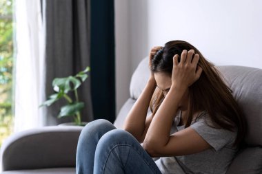 Yalnız genç Asyalı kadın evde depresyonda ve stresli, negatif duygu konsepti.