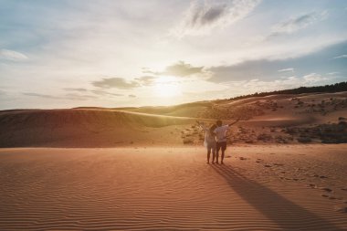 Genç bir çift, Vietnam 'da günbatımını seyrediyor. Hayat tarzı konsepti.