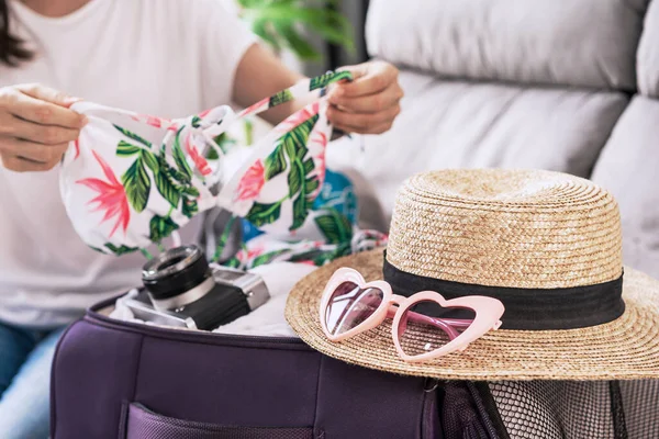 Junge Asiatin Bereitet Sich Auf Den Sommerurlaub Vor Reisekonzept — Stockfoto