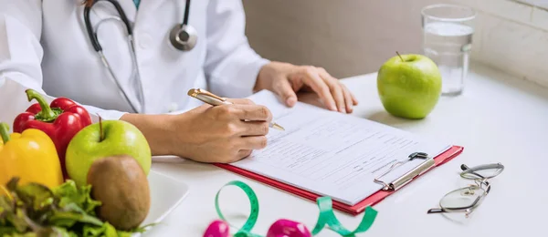 Nutritionniste Donnant Consultation Patient Avec Des Fruits Légumes Sains Concept — Photo