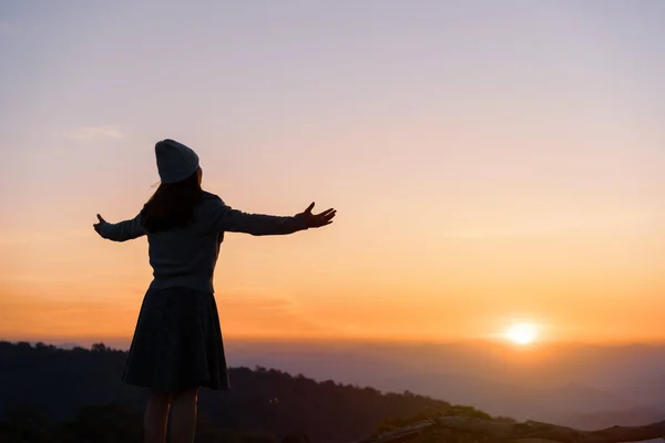 Viajante Joven Mirando Amanecer Sobre Montaña — Foto de Stock