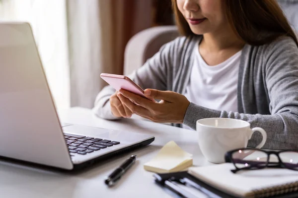 Mladá Žena Sedí Obývacím Pokoji Pracuje Notebooku Smartphonu Doma — Stock fotografie
