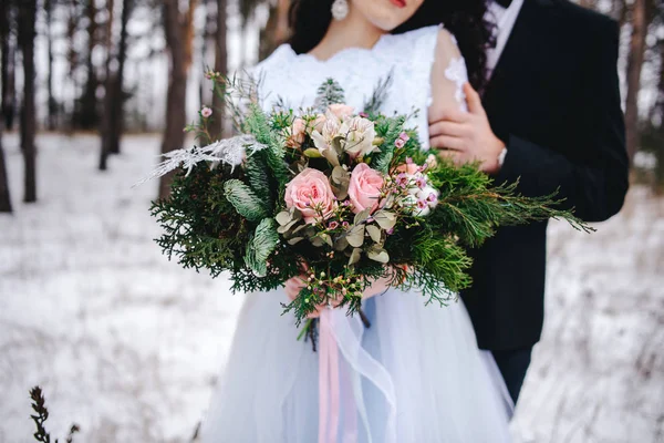 Noiva segurando flores em suas mãos — Fotografia de Stock