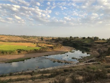 Nehir ve ormanlı manzara