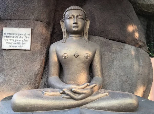 Jabalpur, Madhya Pradesh / India - 23 listopada 2019: Sclupture of Jain God — Zdjęcie stockowe
