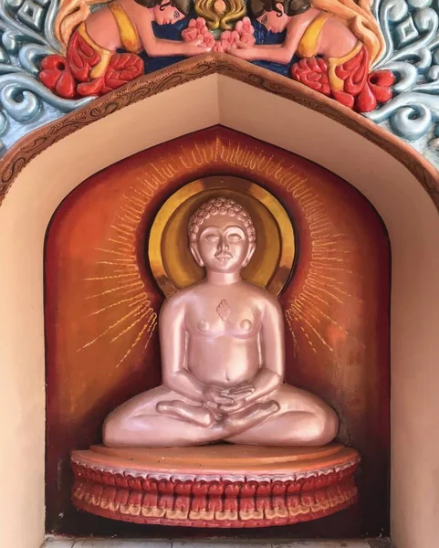 Sculpture of Jain God at — 图库照片