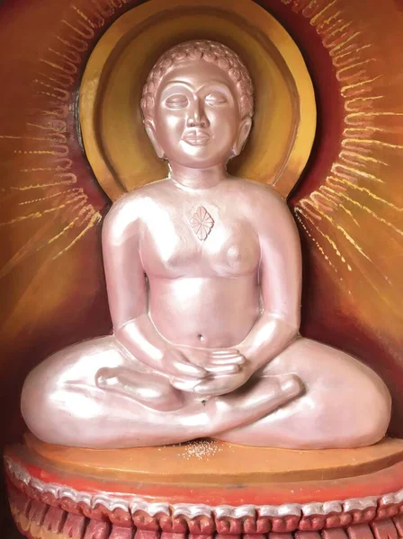 Jabalpur, Madhya Pradesh / India - 23 listopada 2019: Sclupture of Jain God — Zdjęcie stockowe