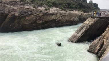 Dhuandhar Şelalesi Jabalpur, 30 metre yükseklikten düşüyor.