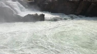 Dhuandhar Şelalesi Jabalpur, 30 metre yükseklikten düşüyor.
