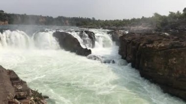 Dhuandhar Şelalesi Jabalpur, 30 metre yükseklikten düşüyor.