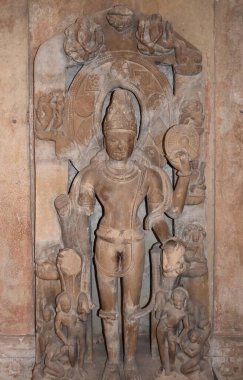 Gwalior, Madhya Pradesh / Hindistan - 15 Mart 2020: Vishnu heykeli M.S. 11-12. yüzyılda yapıldı.