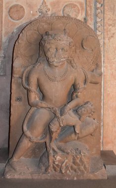 Gwalior, Madhya Pradesh / Hindistan - 15 Mart 2020: M.S. 13. yüzyılda yapılmış Narsinha heykeli.