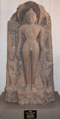 Gwalior, Madhya Pradesh / Hindistan - 15 Mart 2020: Jain Tirthankar 'ın 12. yüzyılda yapılmış heykeli.
