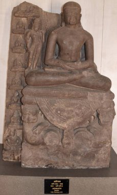 Gwalior, Madhya Pradesh / Hindistan - 15 Mart 2020: Jain Tirthankar Adinath 'ın heykeli.