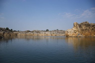 Narmada Nehri Mermer Kayalar, Jabalpur, Madhya Pradesh / Hindistan arasında