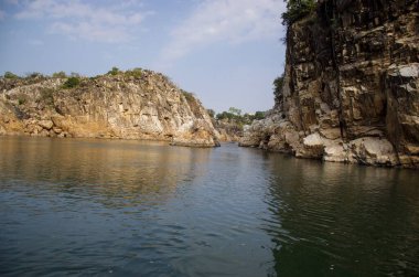 Narmada Nehri Mermer Kayalar, Jabalpur, Madhya Pradesh / Hindistan arasında
