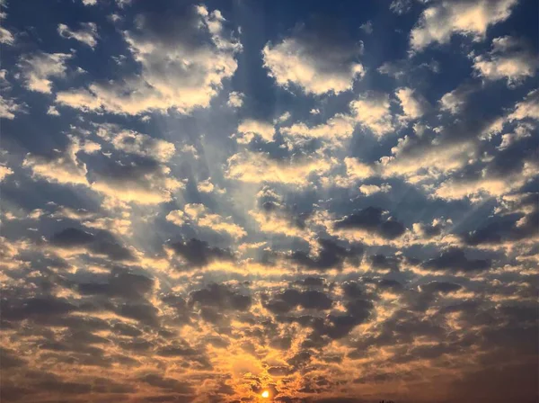 天気雲と劇的な日の出 — ストック写真