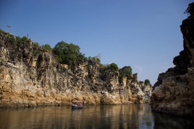 Jabalpur, Madhya Pradesh / Hindistan: 28 Ocak 2020 - Narmada nehri üzerinde Jabalpur, Bhedaghat 'ta küçük ahşap bir tekneye binen turistler