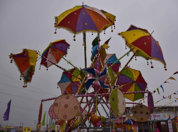 インドの祭りで使用される多色の非常に装飾された傘 — ストック写真