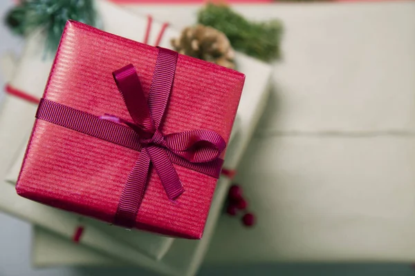 Elegante caja de regalos de Navidad regalos en papel marrón — Foto de Stock