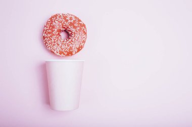 Pastel pembe arka planda kremalı çörekler. Tatlı çörekler..