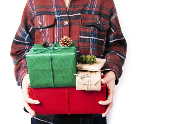 Las manos femeninas sosteniendo pila de regalos —  Fotos de Stock