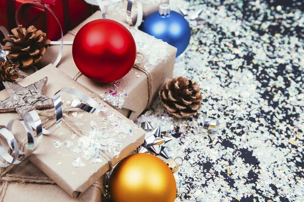 Composición navideña con cajas de regalo blancas . — Foto de Stock