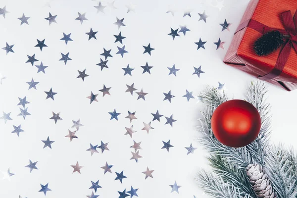 Fondo de Navidad con decoraciones y cajas de regalo — Foto de Stock