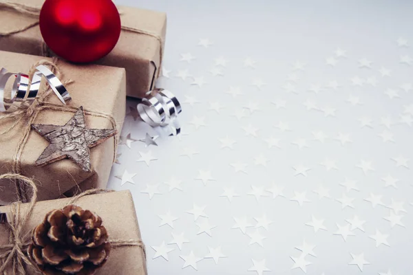 白いギフトボックスとクリスマスの組成. — ストック写真