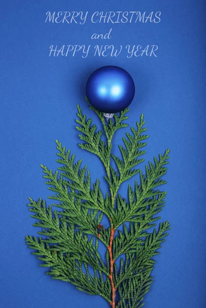 Bela composição de Natal. Ramo de abeto com bola Cgristmas azul. Vista superior . — Fotografia de Stock