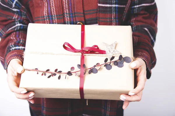 クリスマスの贈り物の山を保持する女性の手 — ストック写真