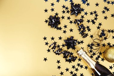 Yaratıcı düz kompozisyon ve bir şişe şampanya.