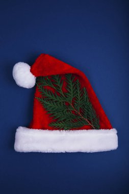 Parlak kırmızı Noel Baba şapkası