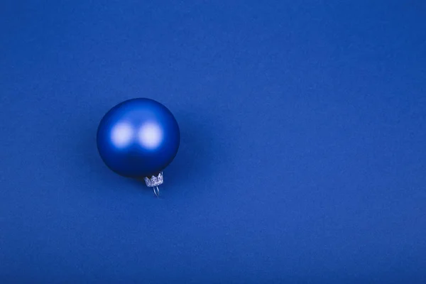 Fundo de férias com pouca bola azul — Fotografia de Stock