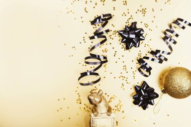 Yaratıcı düz kompozisyon ve bir şişe şampanya.