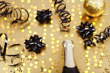 Şampanya şişesiyle yaratıcı kompozisyon