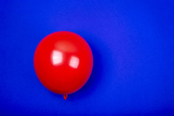 Balão vermelho no fundo azul . — Fotografia de Stock