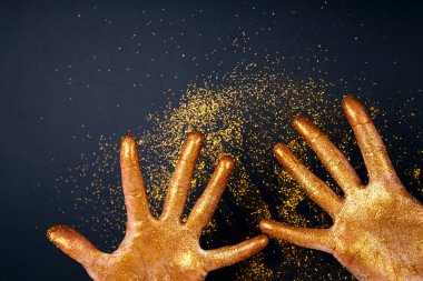 Güzel adamın elleri altın sarısı