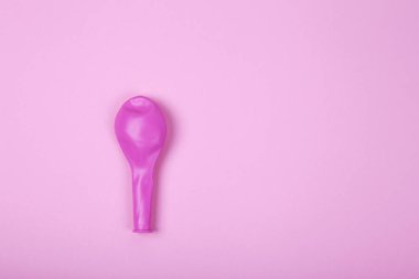 Pembe kauçuk şişmemiş balonlar