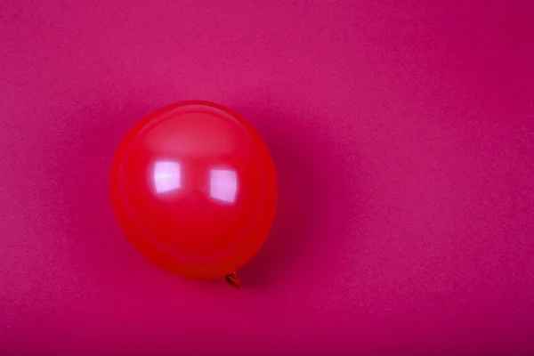 Balão vermelho no fundo azul . — Fotografia de Stock