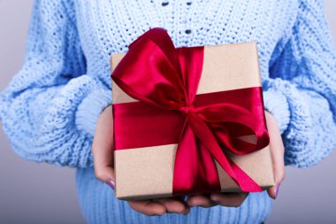 Rustik tutan erkek Noel hediyesi dekore edilmiştir.