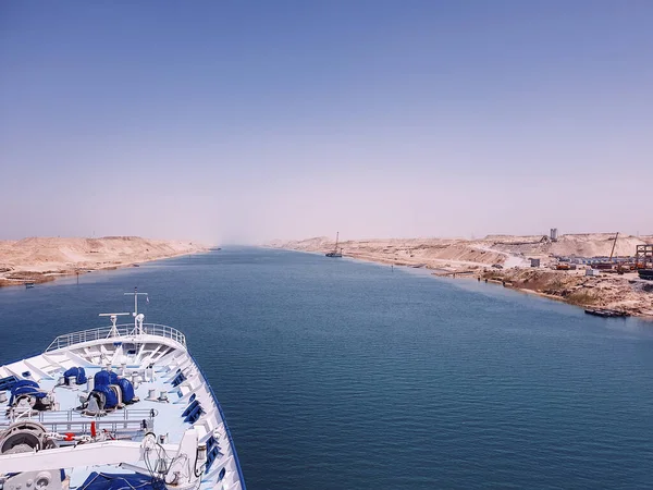 Schip passeert het Suezkanaal — Stockfoto