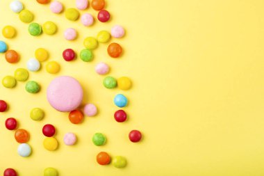 beyaz izole karışık renkli şekerler