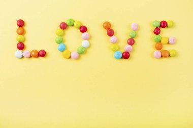 beyaz izole karışık renkli şekerler