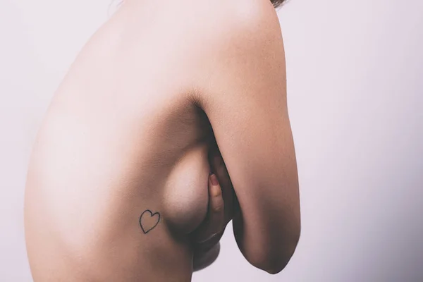 Красивая женщина с голыми плечами и верхней частью тела — стоковое фото