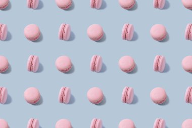 Mavi üzerine izole edilmiş tatlı renkli badem kurabiyeleri