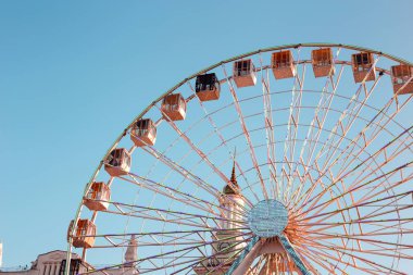 Mavi gökyüzüne karşı dönme dolap