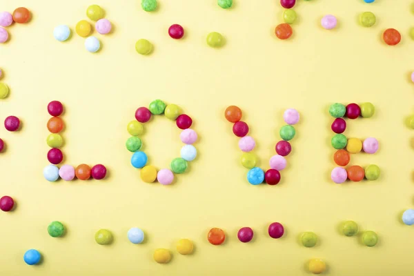 Gemengde kleurrijke snoepjes geïsoleerd op wit — Stockfoto