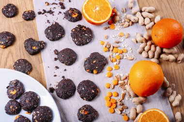 Portakallı, tarçınlı ve fındıklı el yapımı çikolatalı kurabiye. Şeker, çikolata, narenciye, tarçın. Üst görünüm